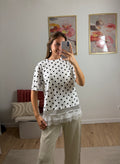 T-SHIRT À POIS ET DENTELLE