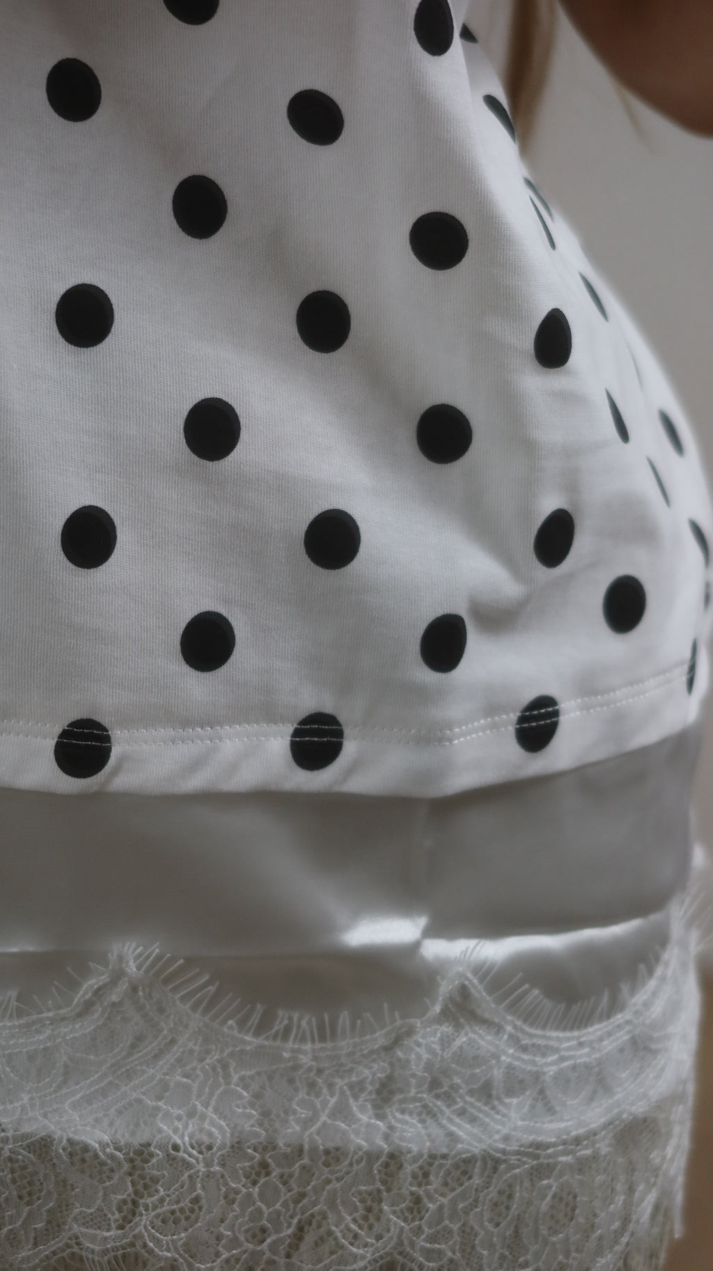 T-SHIRT À POIS ET DENTELLE