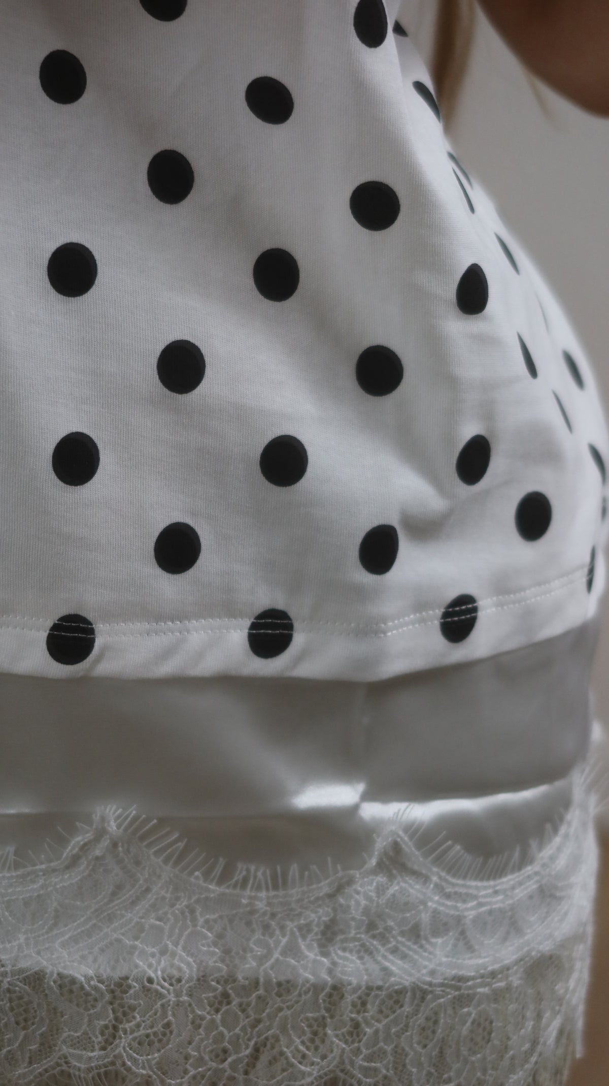 T-SHIRT À POIS ET DENTELLE