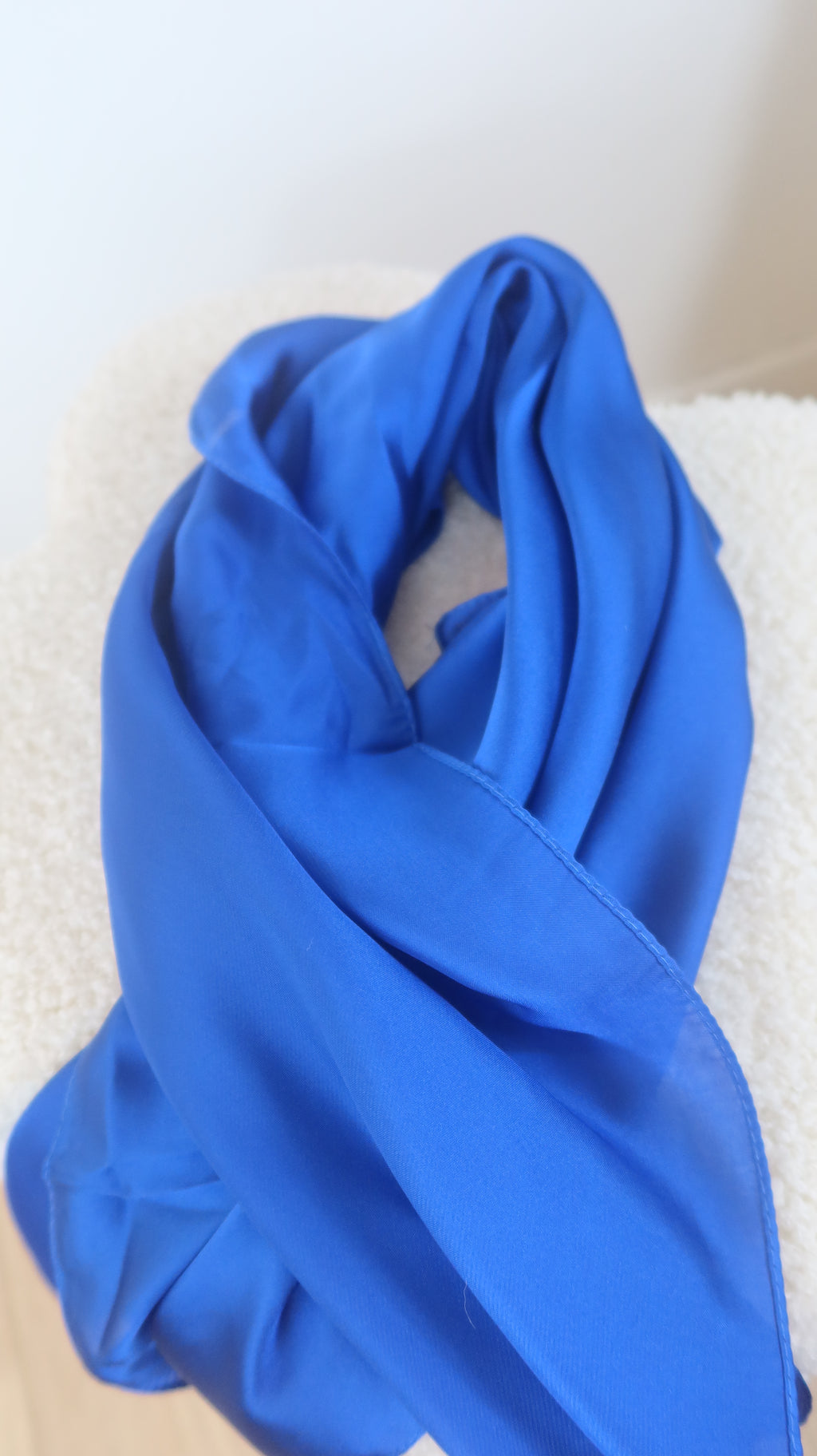 Foulard Carré Bleu Électrique Satiné