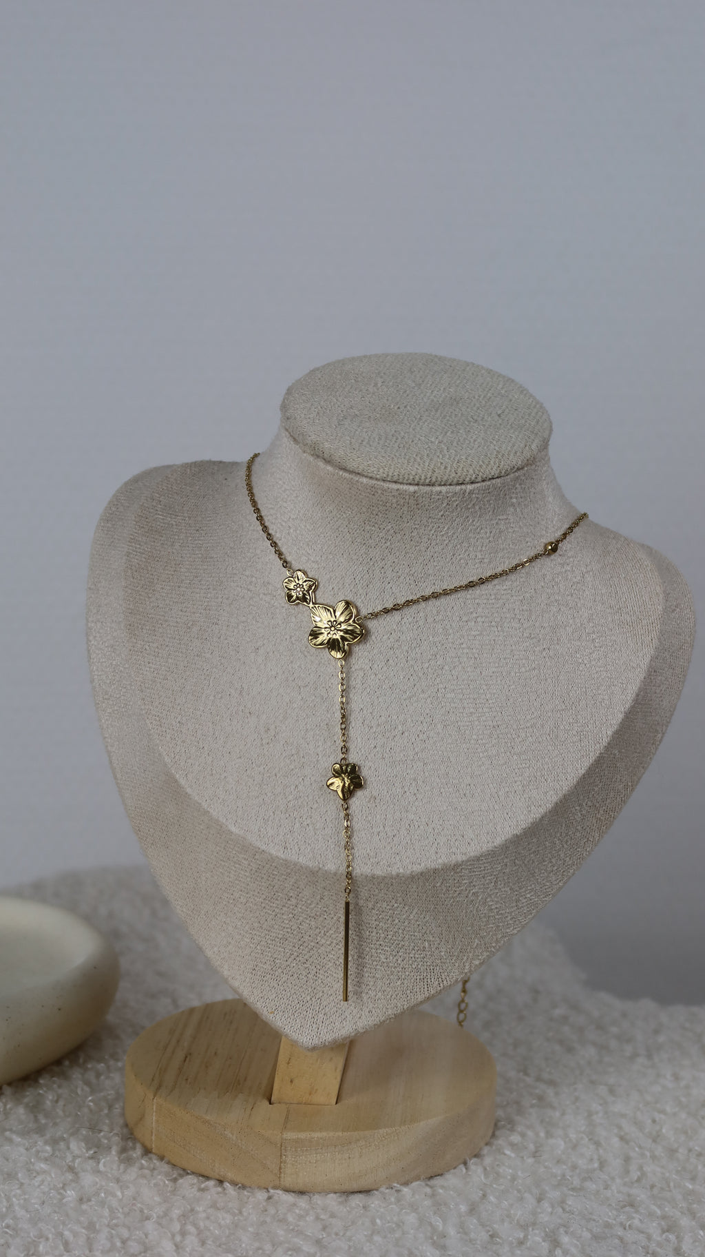 Collier Sautoir Court Acier Doré Motif Floral