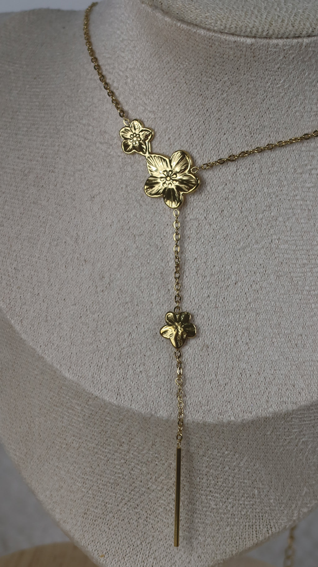Collier Sautoir Court Acier Doré Motif Floral