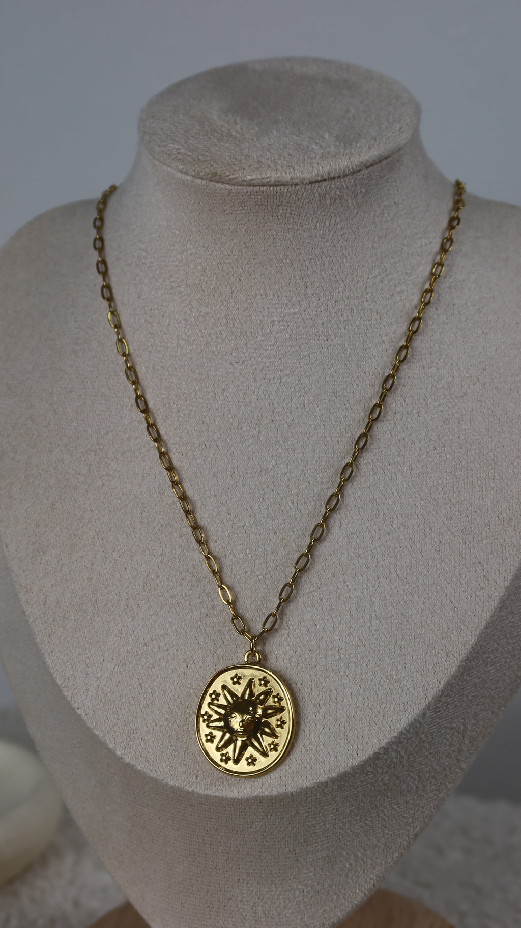 Collier Chaîne Dorée Médaille Solaire Relief