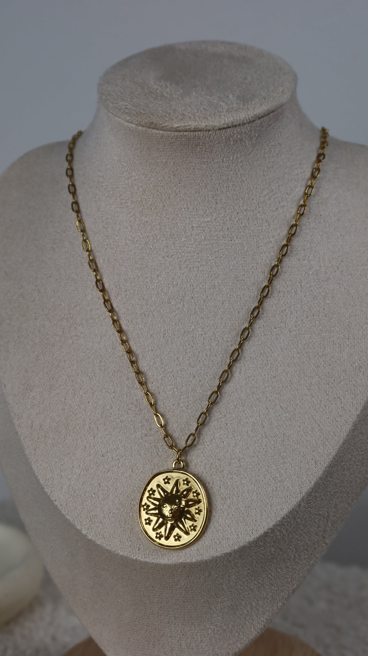 Collier Chaîne Dorée Médaille Solaire Relief