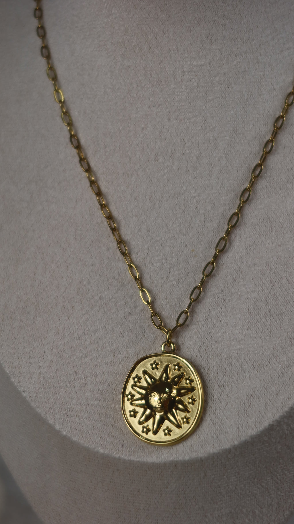 Collier Chaîne Dorée Médaille Solaire Relief