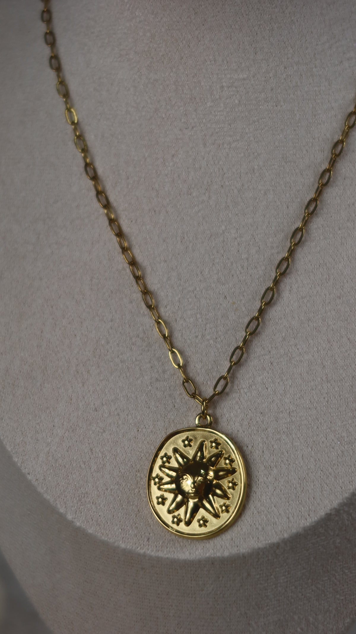 Collier Chaîne Dorée Médaille Solaire Relief