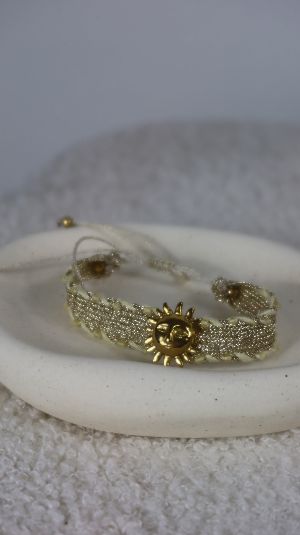 Bracelet Tissé Doré Médaillon Soleil