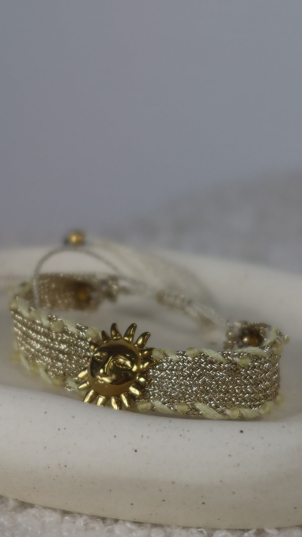 Bracelet Tissé Doré Médaillon Soleil