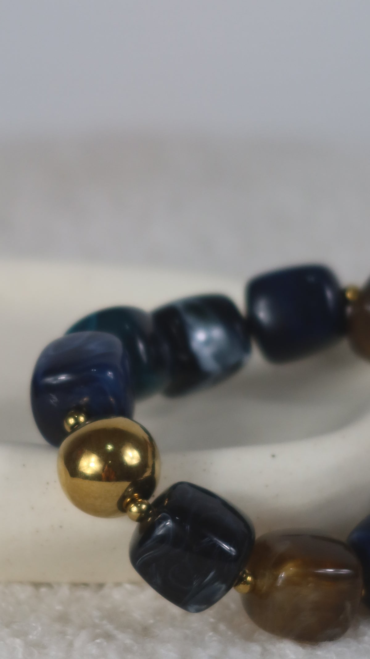 Bracelet Élastique Perles Cubiques Bleu Nuit & Ambre