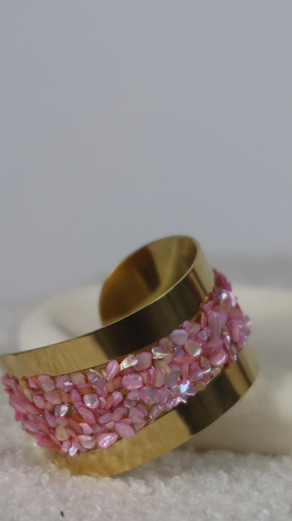 Bracelet Manchette Métal Doré & Nacre Rose