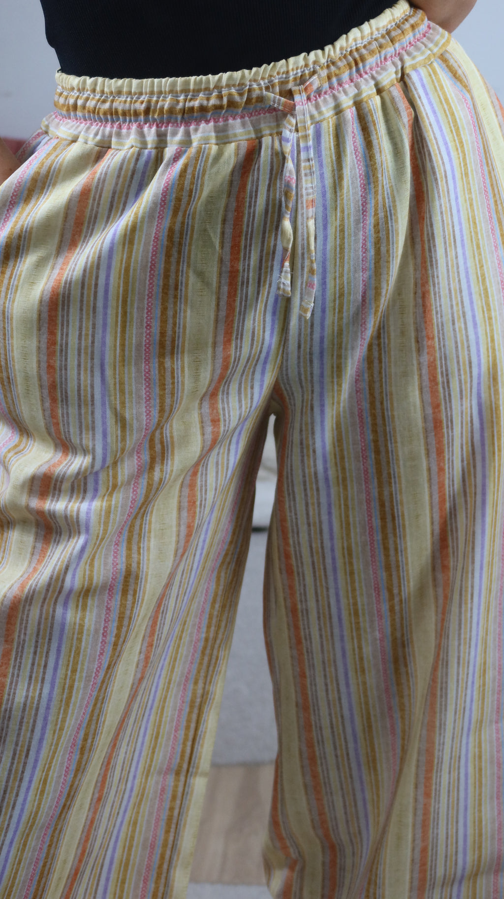 PANTALON À RAYURES ENSOLEILLÉE